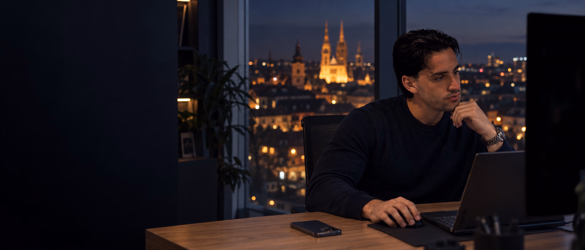 Filip Picek, vlasnik Delavege i developer, za radnim stolom s pogledom na Zagreb